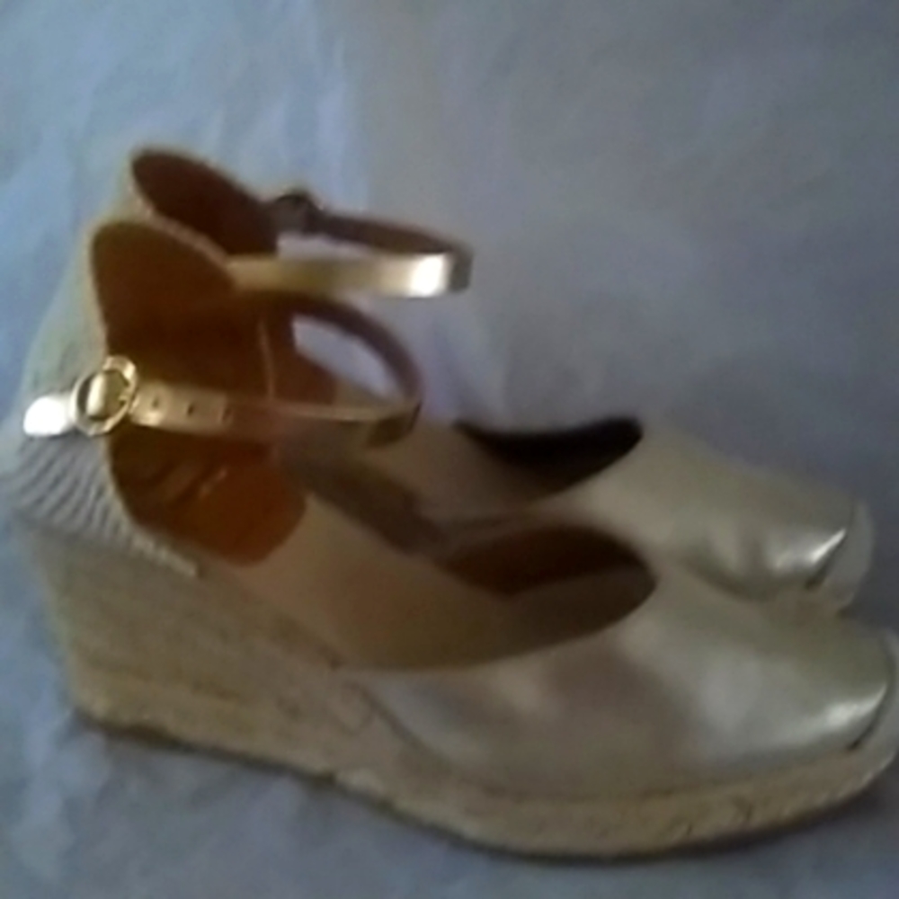 New Leather Kanna made in  Spain close toes shoes. Size 6. Gold color.